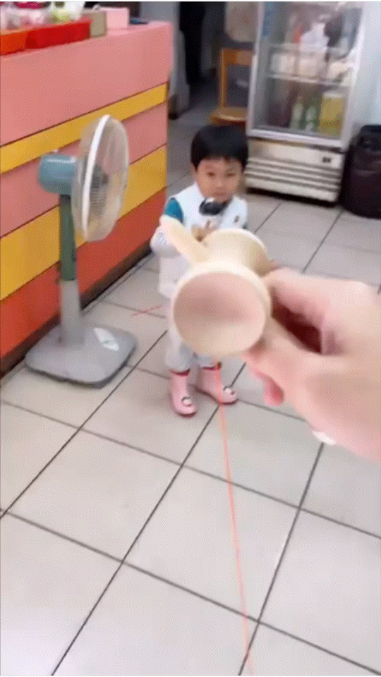 小朋友玩劍玉笑得很開心