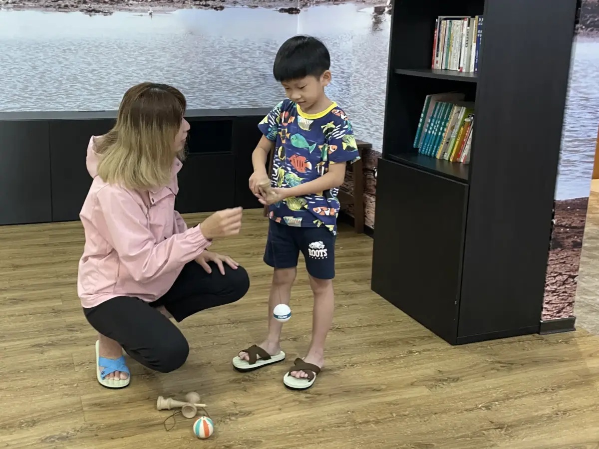 親子一起玩劍玉